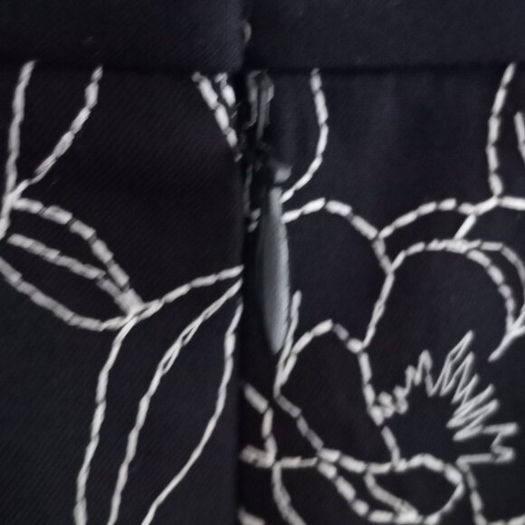 'ANN TAYLOR PETITES' Navy with White Embroidered Floral Skirt Size 12P Lined EUC - Picture 6 of 10